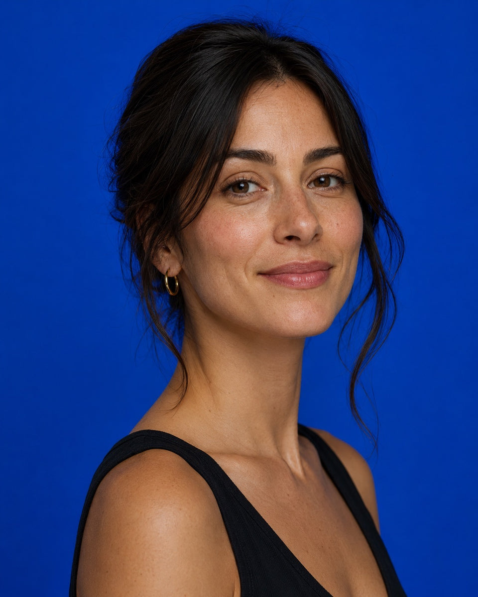 Portret van een vrouw tegen een kobaltblauwe achtergrond