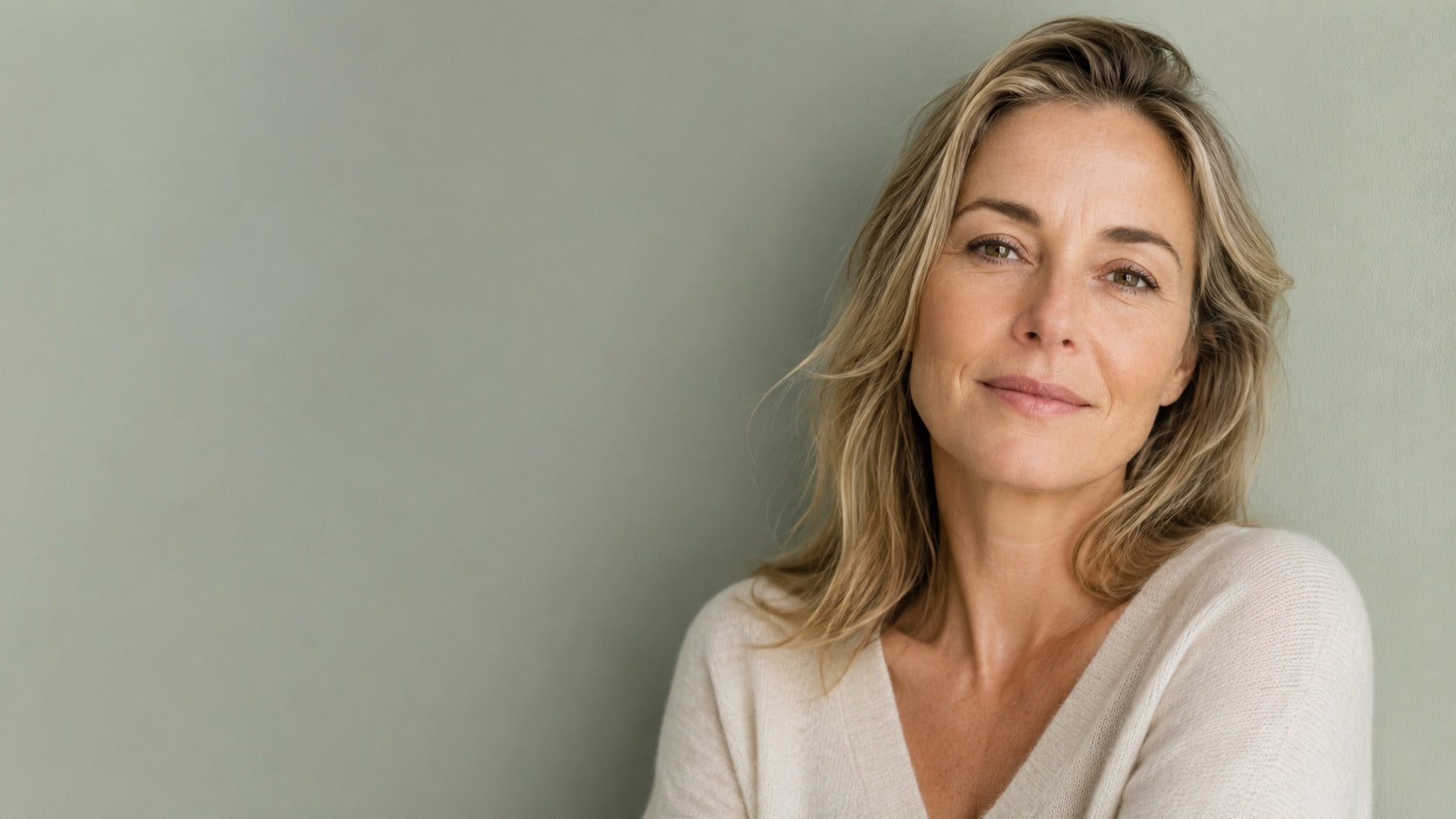 Portret van een vrouw tegen een zachtgroene achtergrond