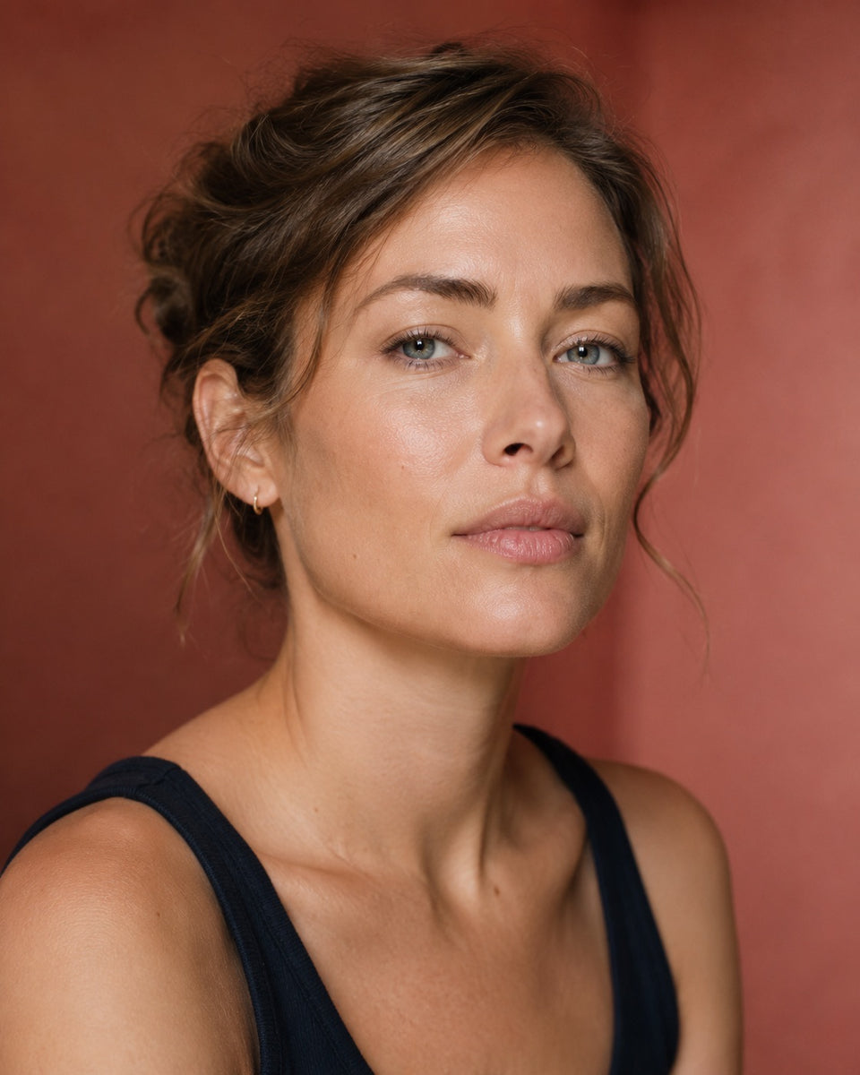 Portret van een vrouw tegen een terracotta achtergrond